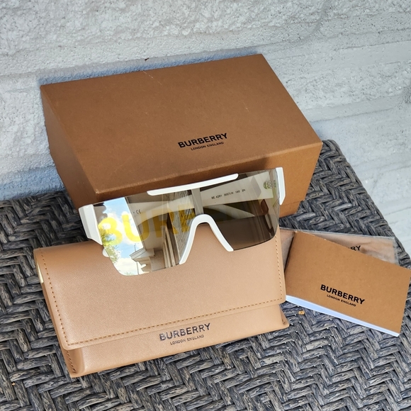 Burberry Hologram Sunglasses with box,case,cleaning cloth & booklet - Picture 4 of 8